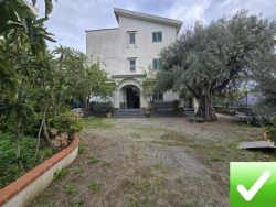 Villa Indipendente Su 3 Livelli 296 Mq + Giardino 1.000 Mq Aretina