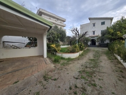 Villa Indipendente Su 3 Livelli 296 Mq + Giardino 1.000 Mq Aretina