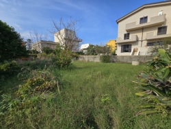 Villa Indipendente Su 3 Livelli 296 Mq + Giardino 1.000 Mq Aretina