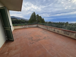 Villa Indipendente Su 3 Livelli 296 Mq + Giardino 1.000 Mq Aretina