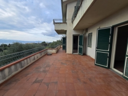 Villa Indipendente Su 3 Livelli 296 Mq + Giardino 1.000 Mq Aretina