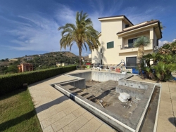 Prestigiosa Villa Pentafamiliare Panoramica Con Giardino e Piscina Saracinello