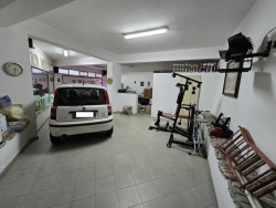 Ampio Garage Pressi Viale Europa 92 Mq