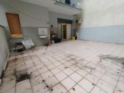 Locale Categoria C2 Ristrutturato 50 Mq + Terrazzo 50 Mq Viale Aldo Moro